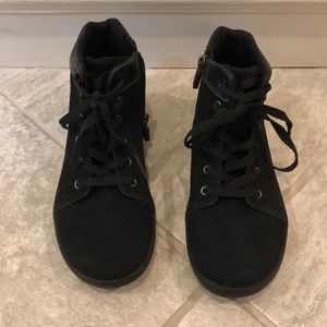 Ugg Schuyler Boys size 1 never worn